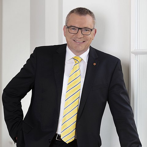 Landesrat Johannes Tratter unterstreicht die vielseitigen Möglichkeiten des Online-Kartendienstes von SOLAR TIROL.
