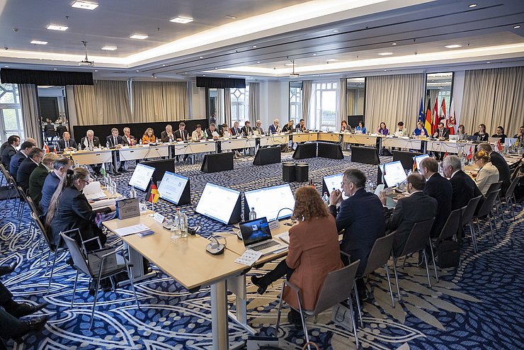 Unter anderem wurde die Brüsseler Erklärung zur „Stärkung der Teilhabe am demokratischen Leben und Förderung der Europabildung von Kindern und Jugendlichen“ verabschiedet. 