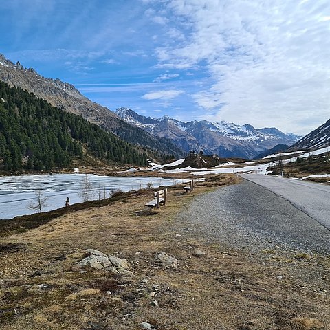 Die Straße auf dem Staller Sattel ist vom Schnee befreit