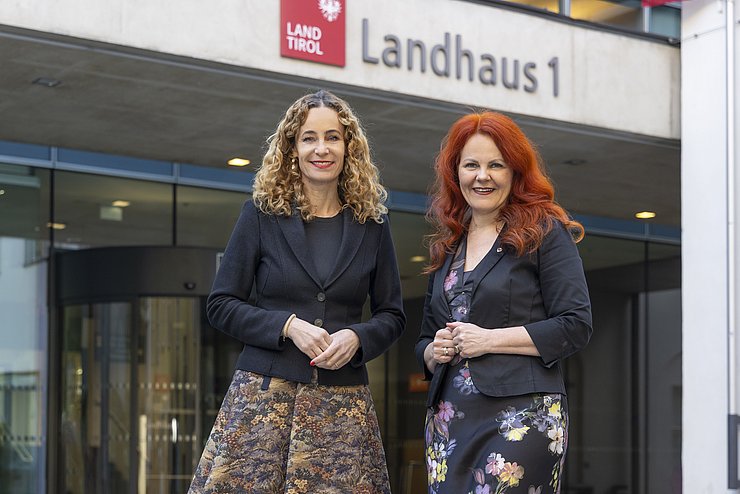 Gesundheitslandesrätin Cornelia Hagele und Frauenlandesrätin Eva Pawlata machen anlässlich des Aktionstags am 28. Mai auf Frauengesundheit aufmerksam.